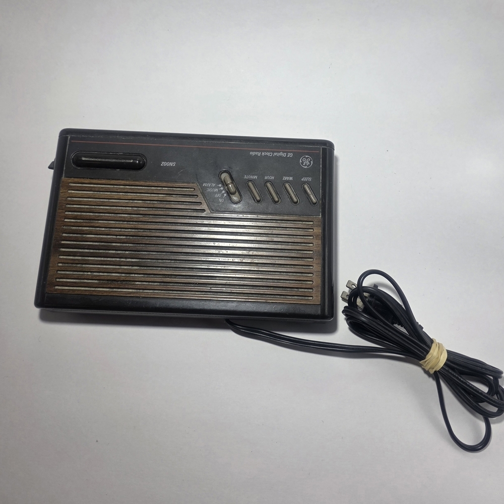 GE Digital Alarm Clock Radio AM FM  7-4612A Woodgrain Vintage TESTED - Picture 4 of 5